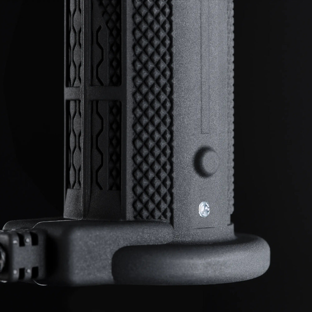 Integrated controller button on the clutch side grip